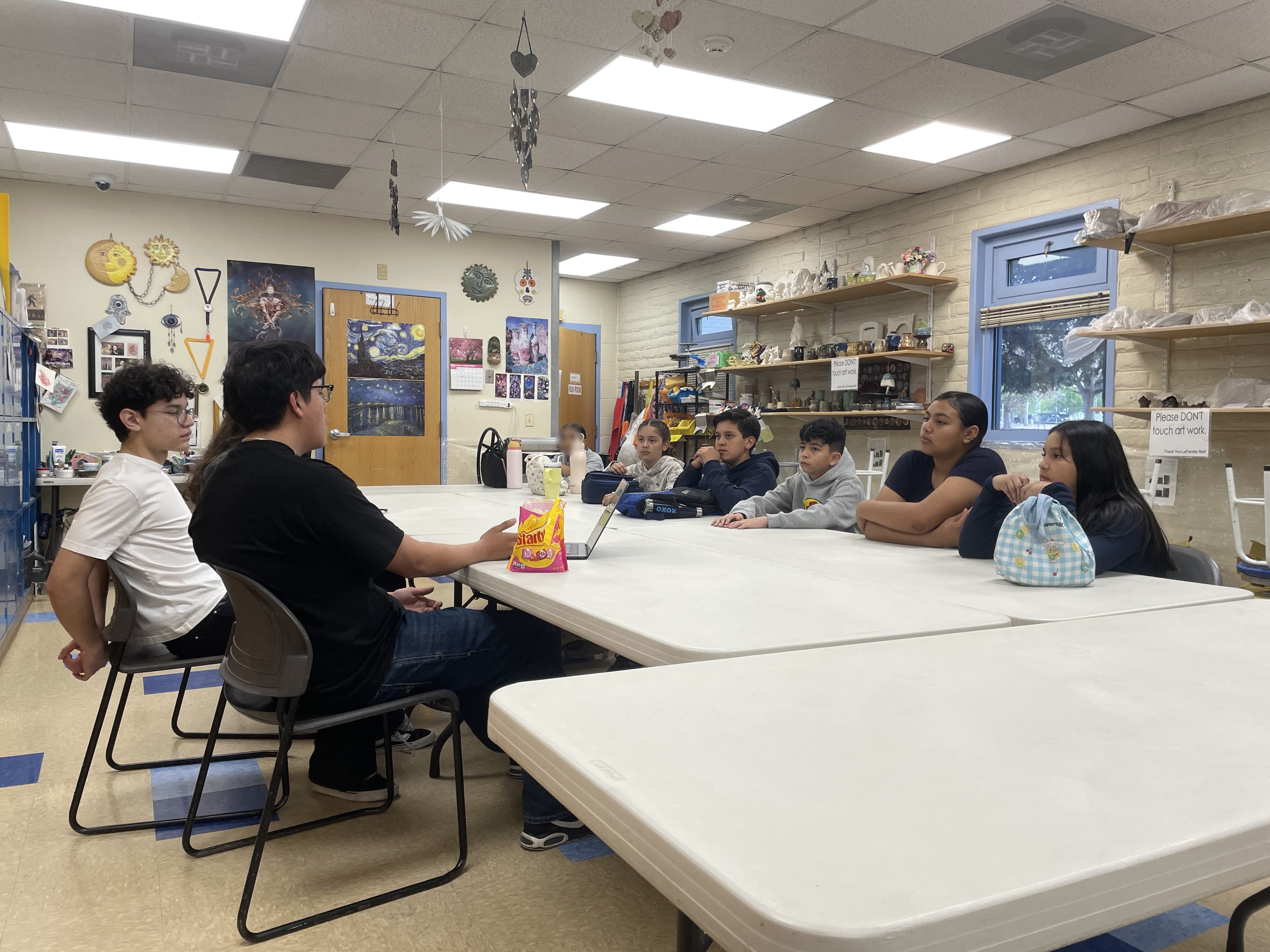 Rahul y los participantes reunidos alrededor de la mesa en un taller SSDN