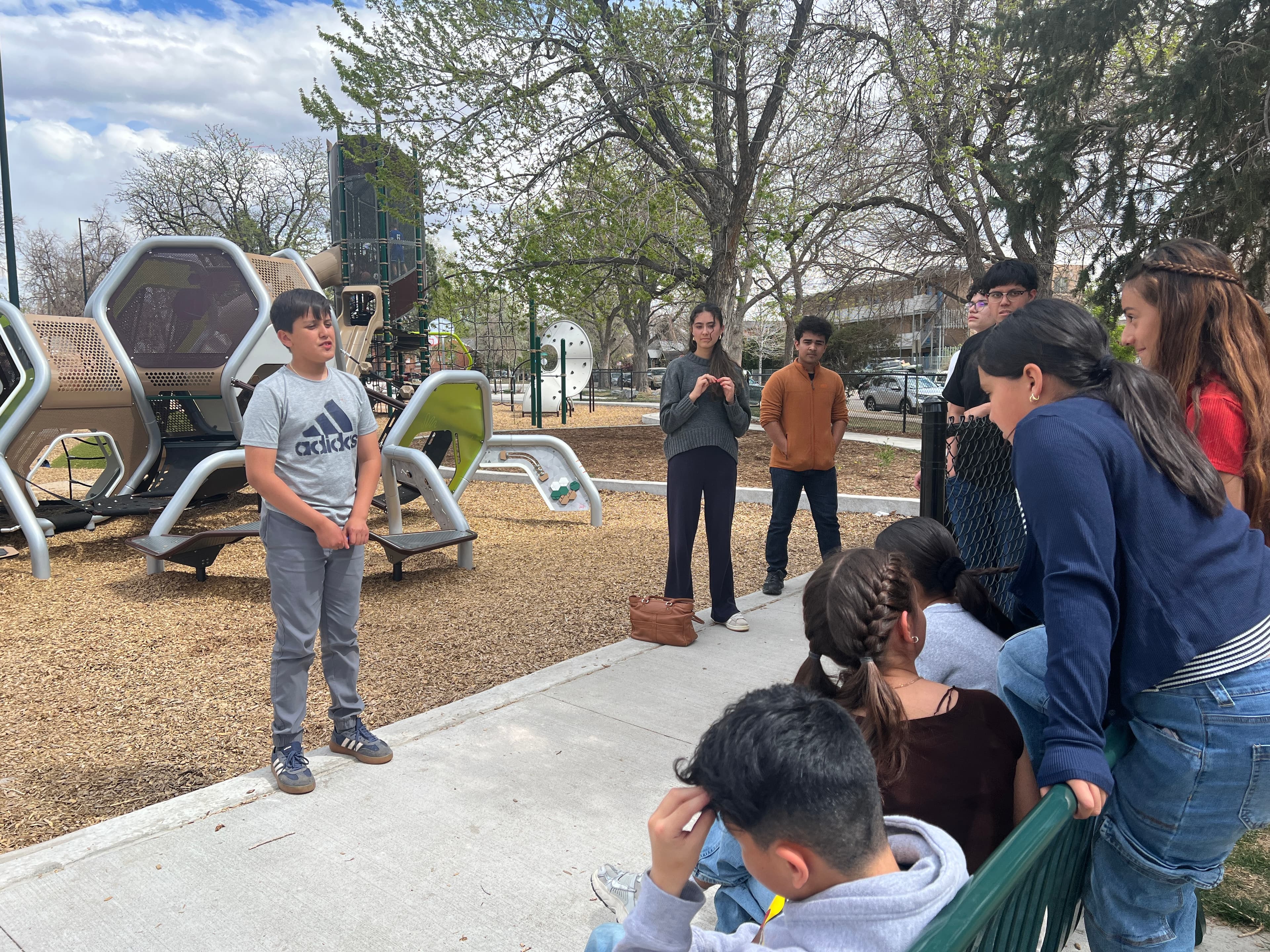 Joven presentando frente al grupo durante el taller