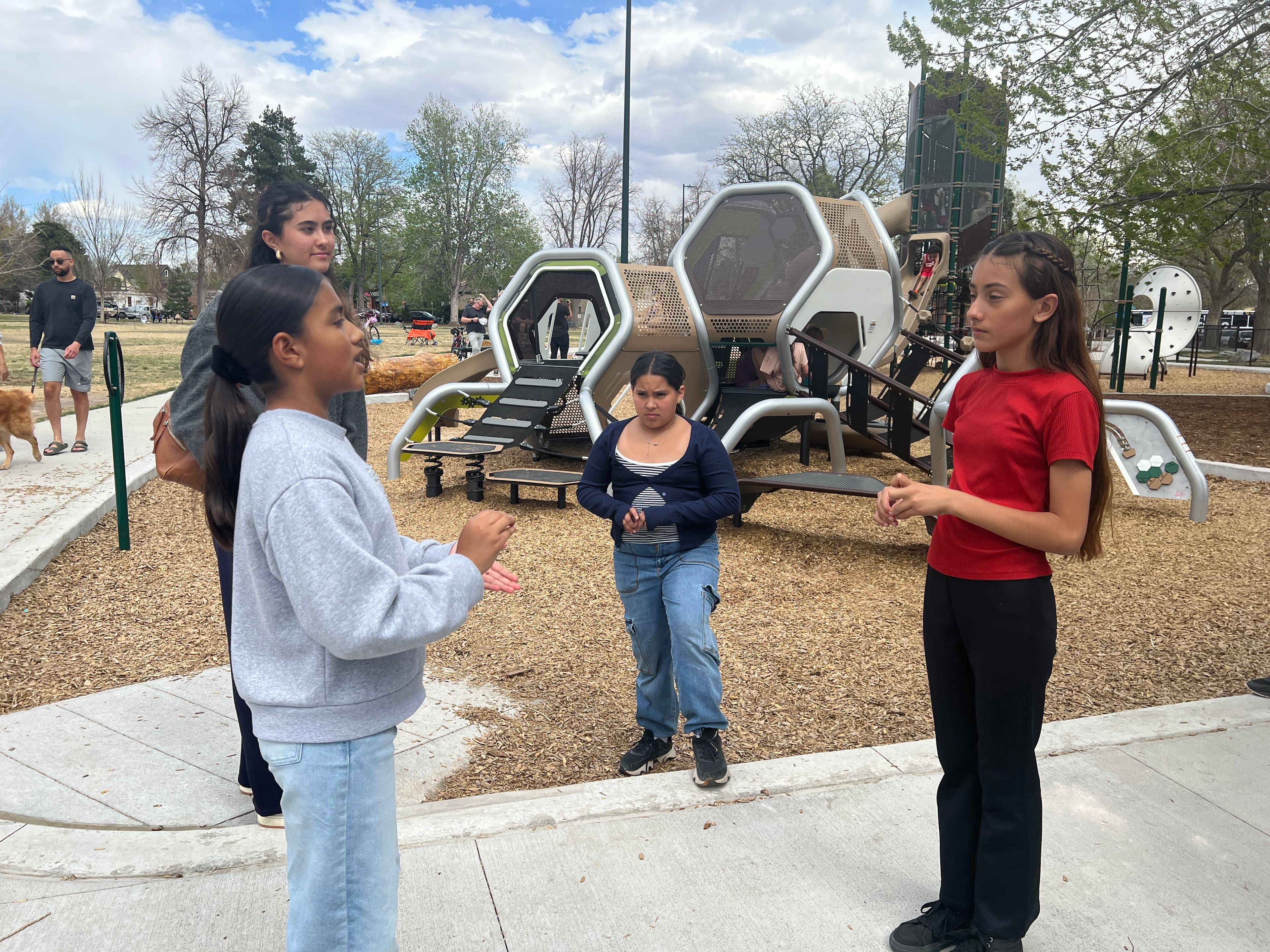 Pequeño grupo de jóvenes debatiendo en el parque
