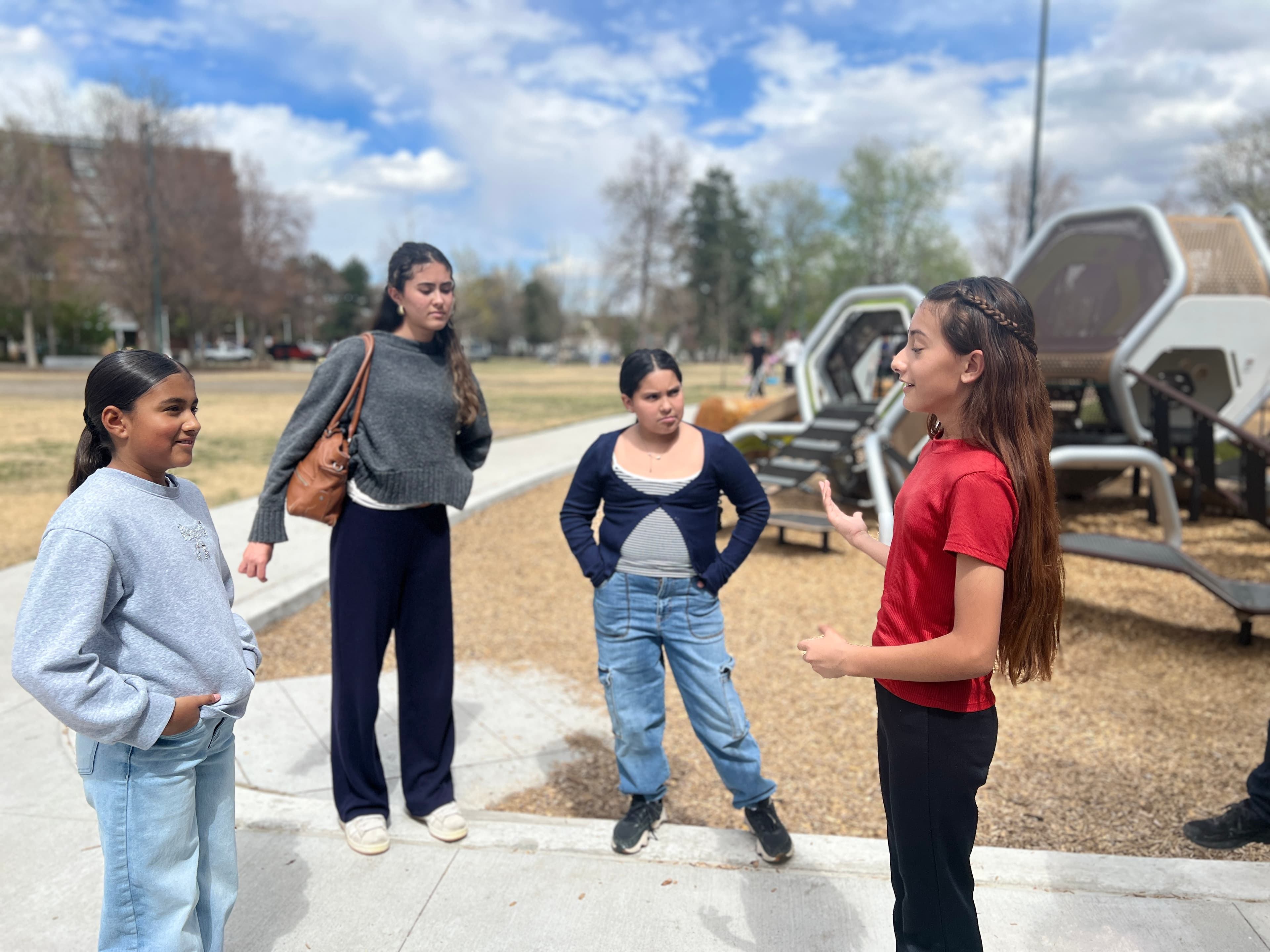 Grupo de jóvenes sonriendo y debatiendo juntos en un taller SSDN