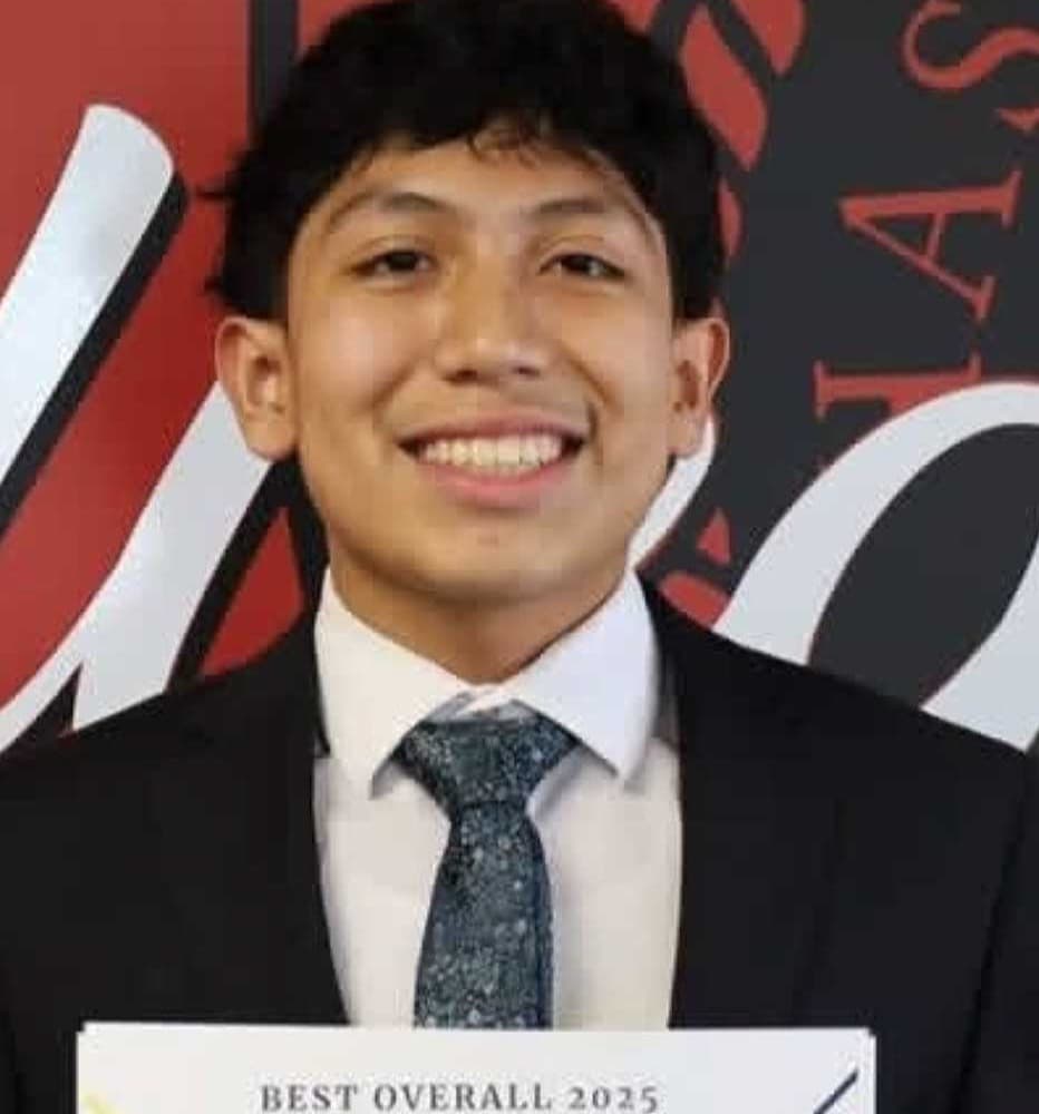 Khris Matul Rosales, de la dirección estatal de SSDN en Nebraska, sonriendo
